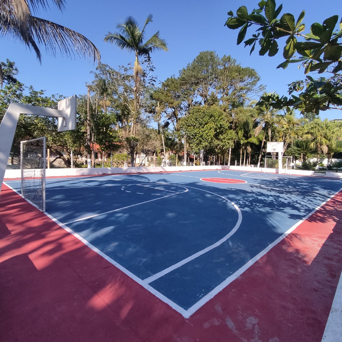 Quadra poliesportiva de estrutura parceira em Itanhaém