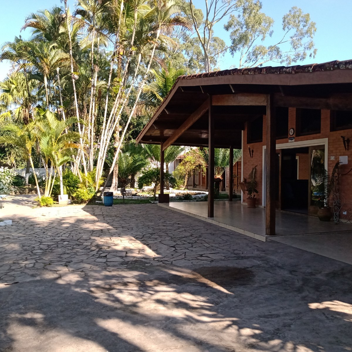 Entrada e varanda de estrutura parceira em Itanhaém