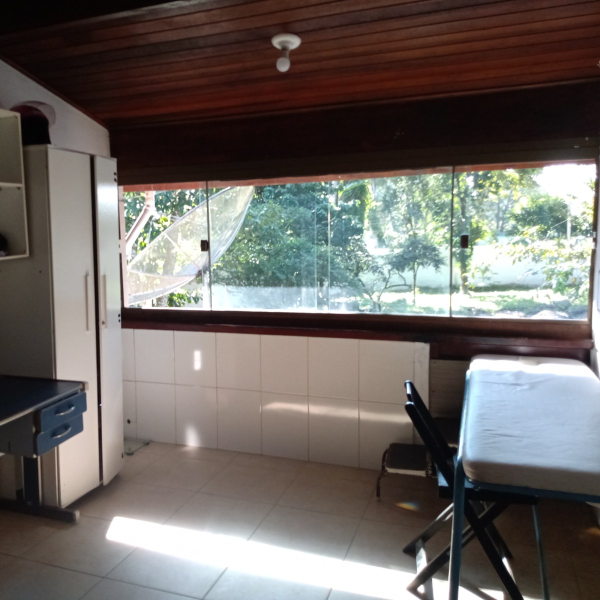 Sala de atendimento com vista para área verde